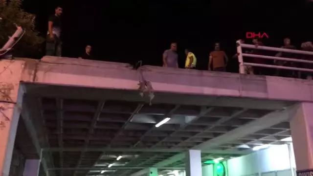 Kontrolden çıkan otomobil, düğün salonun girişine düştü 2 yaralı