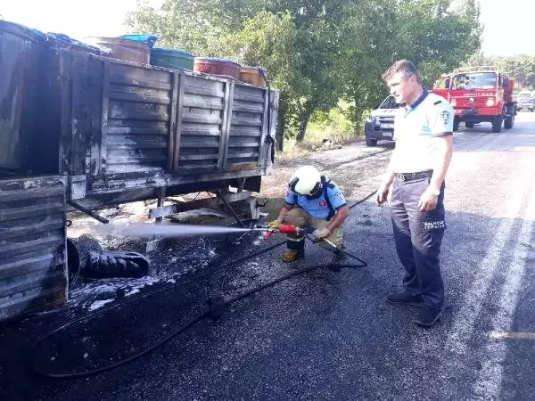 Lastiği patlayan TIR dorsesi alev aldı Lastiği patlayan TIR dorsesi alev aldı