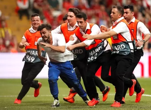 Liverpool ile Chelsea maçında sahaya atlayan YouTuber Ali Abdüsselam Yılmaz'a tepki yağdı