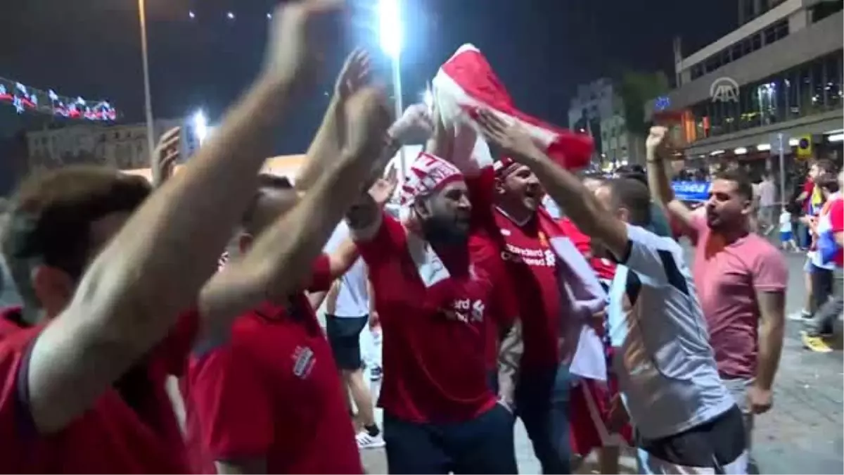 Liverpool taraftarlarından Taksim'de sevinç gösterisi