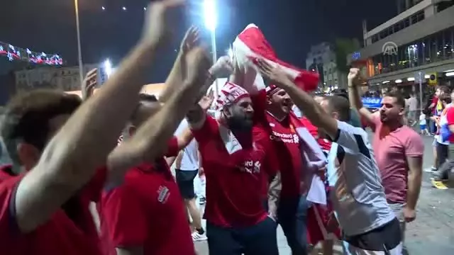 Liverpool taraftarlarından Taksim'de sevinç gösterisi
