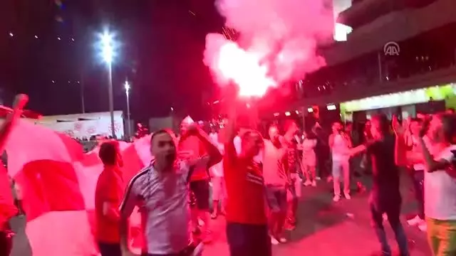 Liverpool taraftarlarından Taksim'de sevinç gösterisi Liverpool taraftarlarından Taksim'de sevinç gösterisi