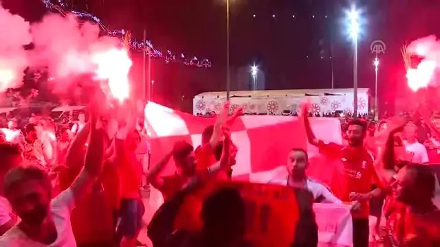 Liverpool taraftarlarından Taksim'de sevinç gösterisi Liverpool taraftarlarından Taksim'de sevinç gösterisi