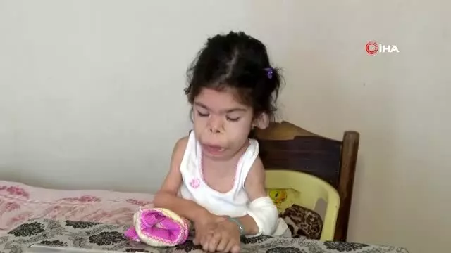 Maddi imkansızlıklar yüzünden iyileşemeyen 14 yaşındaki Zarife, yardım bekliyor