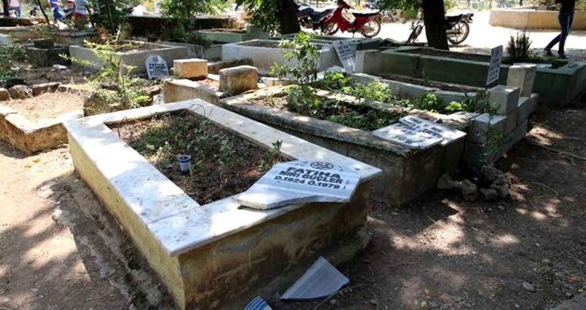 100 mezarı yıkıp üzerlerine 'Yakında geleceğiz' diye yazı yazdılar
