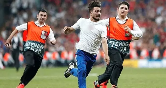 Sahaya atlayarak tepki çeken