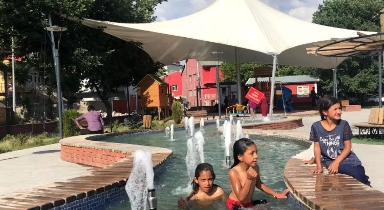 Sıcaktan bunalan çocuklar havuzda serinledi