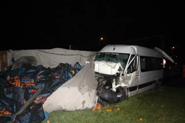Antalya'da tur minibÃ¼sÃ¼ kamyona arkadan Ã§arptÄ±: 5'i turist 6 yaralÄ± ile ilgili gÃ¶rsel sonucu
