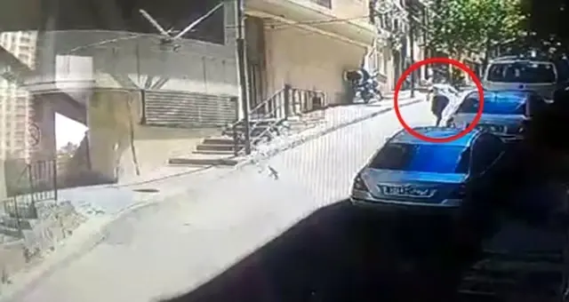 Uyurgezer genç, dördüncü kattan otomobilin üzerine düştü! Mucize kurtuluş kamerada