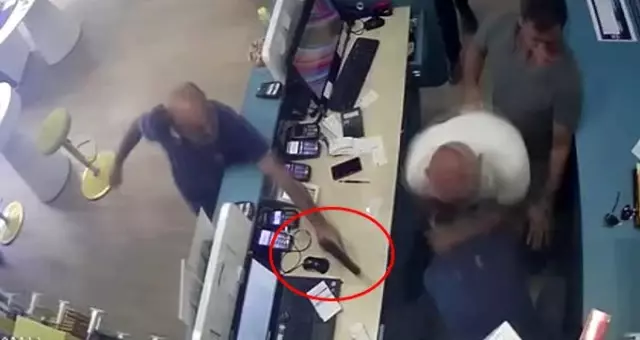 Aldıkları sim kart açılmadı diye çalışanı tekme tokat dövüp silahla vurdular