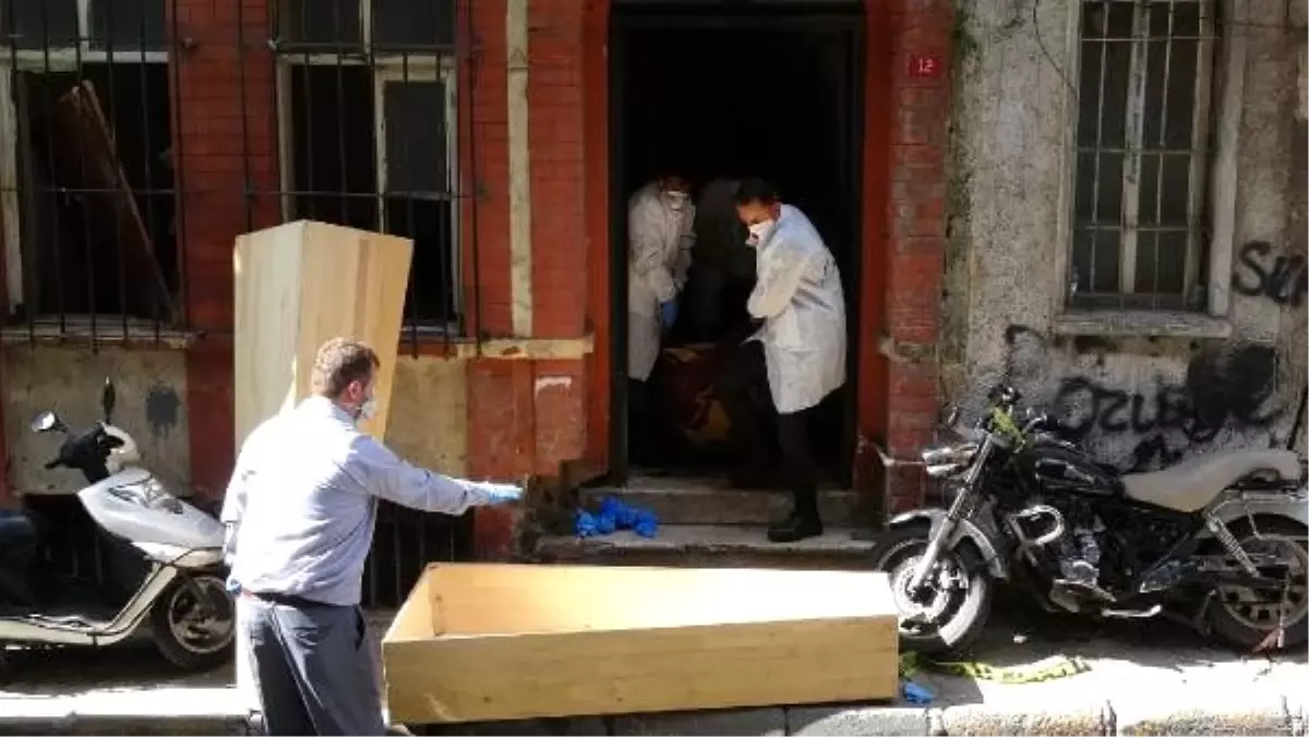 Beyoğlu'nda metruk bir binada erkek cesedi bulundu