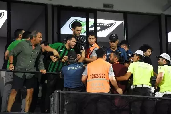 Necati Ateş ve Hasan Şaş, Denizlispor taraftarları ile gerginlik yaşadı! Necati Ateş ve Hasan Şaş, Denizlispor taraftarları ile gerginlik yaşadı!
