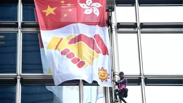 Fransız 'Örümcek Adam' Hong Kong'daki 68 katlı gökdelene çıkıp, barış pankartı açtı