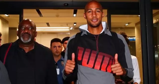 Galatasaray'ın yeni transferi Nzonzi İstanbul'a geldi