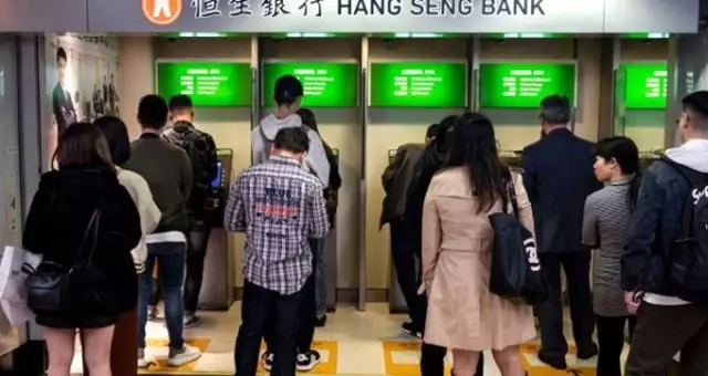 Hong Kong'da eylemciler, ATM ve bankalardan paralarını çekerek Çin'i protesto ediyorlar