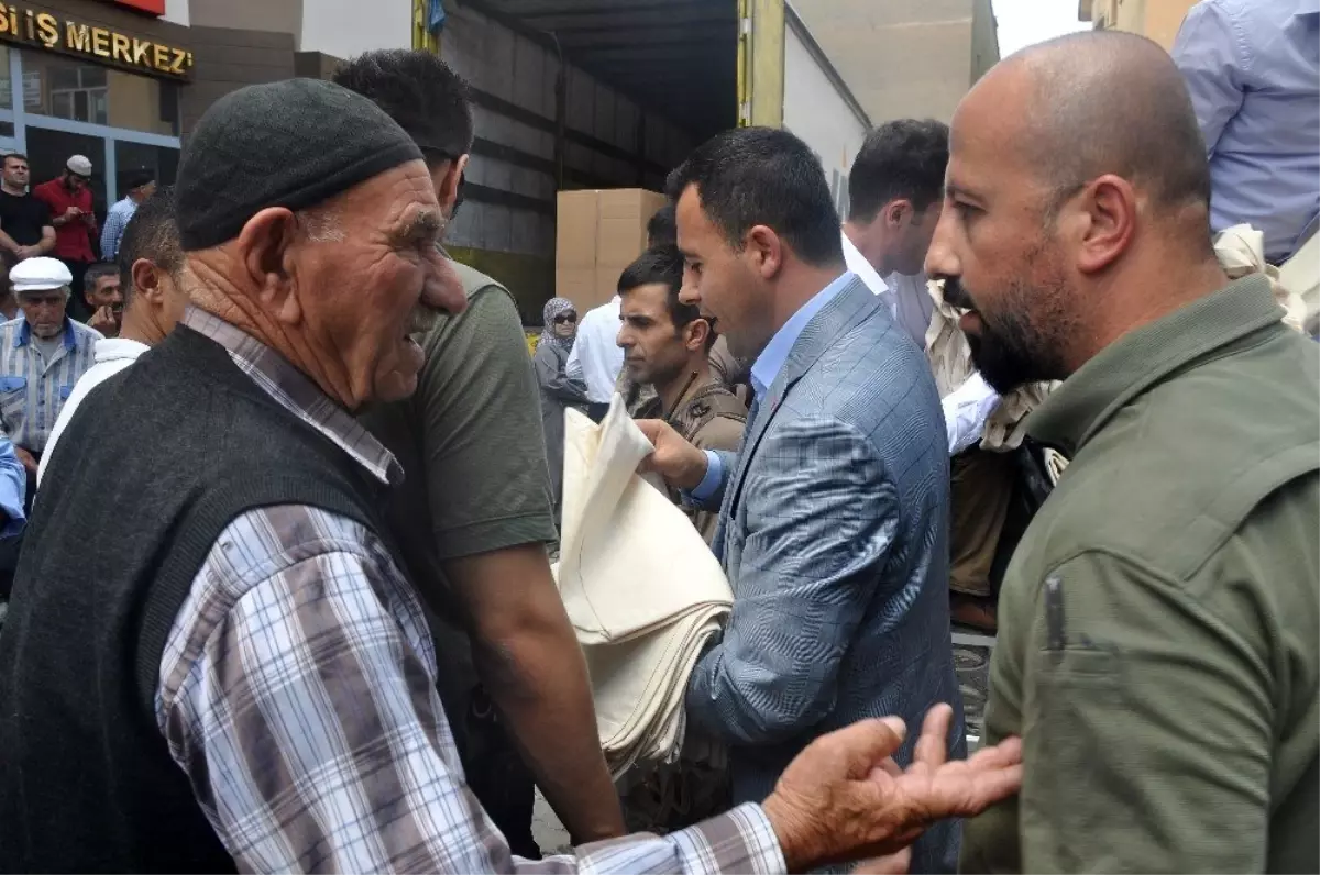 Kaymakam Uzan, pazar çantası dağıttı