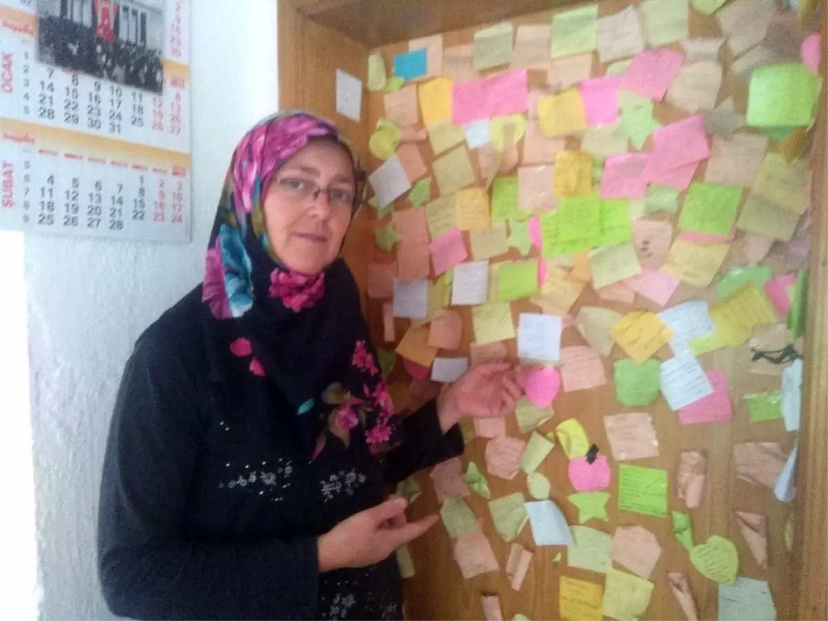Öğrenciler duygularını kahvaltı salonunun kapısına yansıtıyor