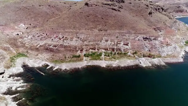 (Özel) Sular çekilince köy ortaya çıktı (Özel) Sular çekilince köy ortaya çıktı