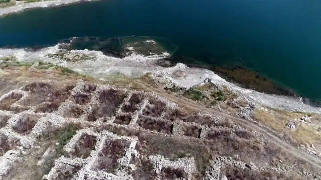 (Özel) Sular çekilince köy ortaya çıktı (Özel) Sular çekilince köy ortaya çıktı