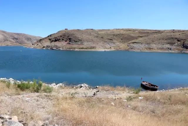 (Özel) Sular çekilince köy ortaya çıktı (Özel) Sular çekilince köy ortaya çıktı