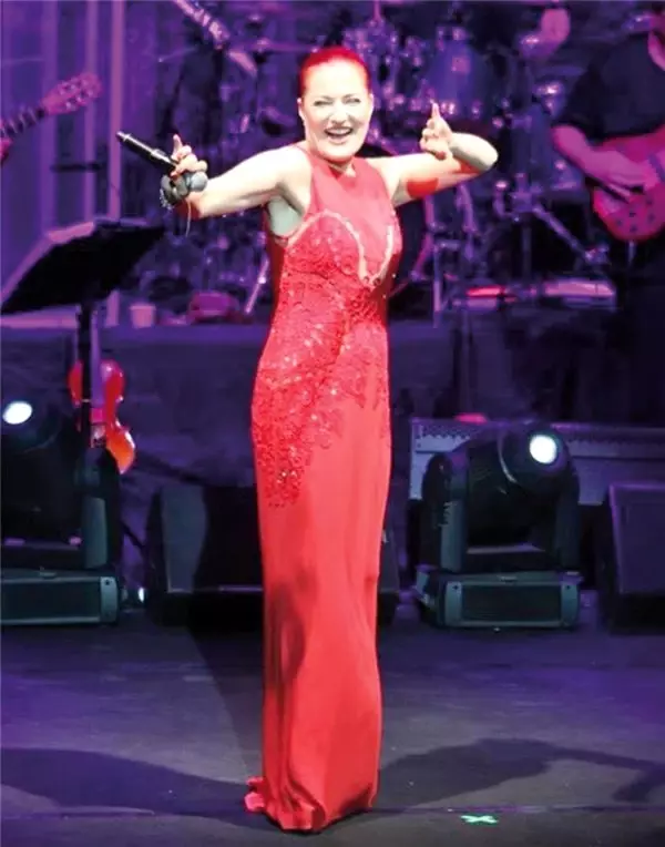 Gülben Ergen, sevgilisiyle Candan Erçetin konserine gitti Gülben Ergen, sevgilisiyle Candan Erçetin konserine gitti