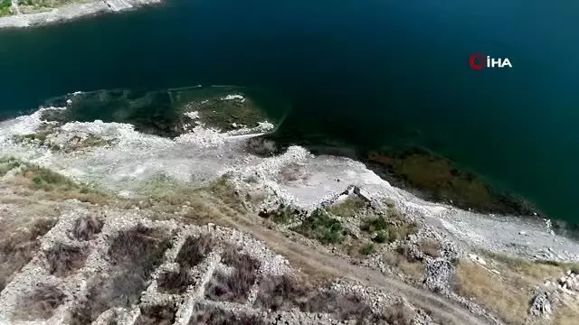 Sular çekilince ortaya çıkan köy havadan görüntülendi Sular çekilince ortaya çıkan köy havadan görüntülendi