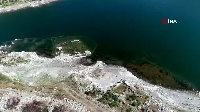 Sular çekilince ortaya çıkan köy havadan görüntülendi Sular çekilince ortaya çıkan köy havadan görüntülendi