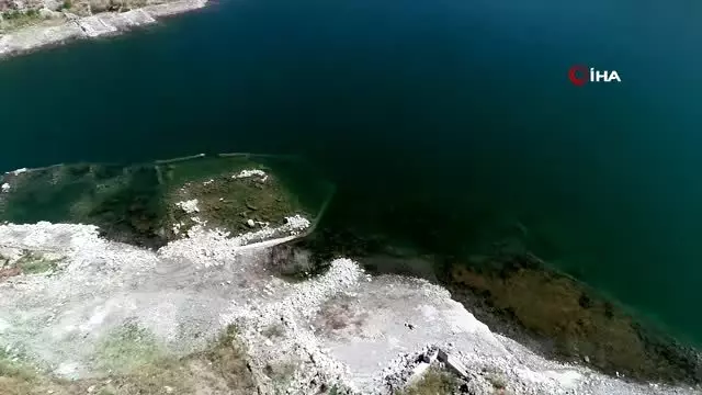 Sular çekilince ortaya çıkan köy havadan görüntülendi Sular çekilince ortaya çıkan köy havadan görüntülendi