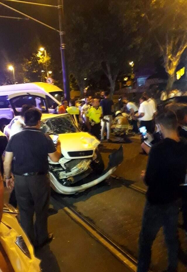 Tramvay yolunda giden polis minibüsü ile otomobilin çarpışma anı kamerada