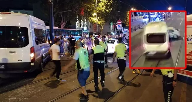 Tramvay yolunda giden polis minibüsü ile otomobilin çarpışma anı kamerada