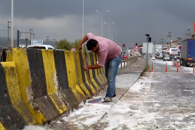 Yola dökülen sabun nedeniyle yağmur sonrası yol köpürdü! Görenler şaşkınlıklarını gizleyemedi