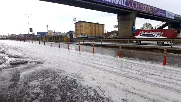 Yağmur yağışının ardından yol köpürdü Yağmur yağışının ardından yol köpürdü