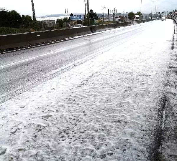 Yağmur yağışının ardından yol köpürdü Yağmur yağışının ardından yol köpürdü