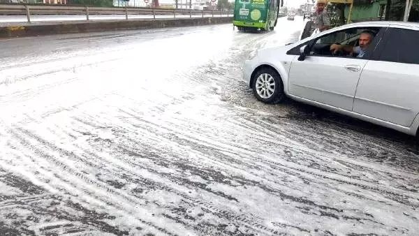 Yağmur yağışının ardından yol köpürdü Yağmur yağışının ardından yol köpürdü