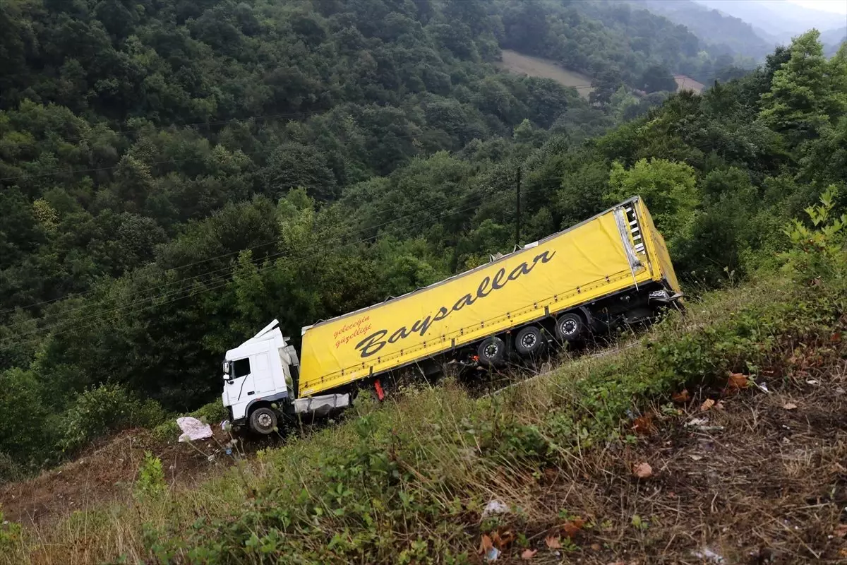 Yalova'da tır devrildi: 1 yaralı