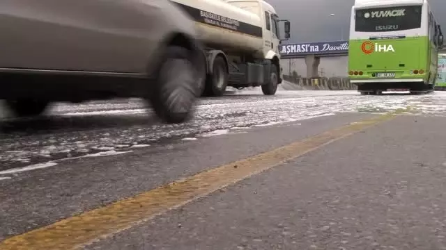 Yolu dökülen sabun yağmur yağınca köpürdü, beyaza bürünen yolu görenler şaşkınlığını gizleyemedi