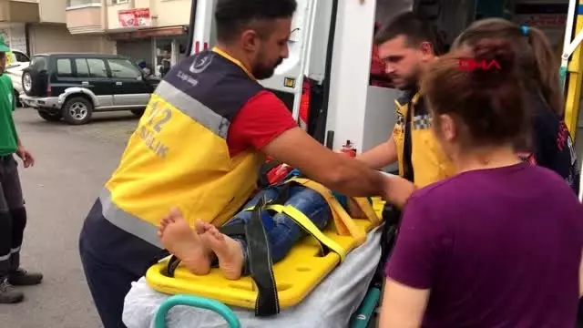 ZONGULDAK Yolun karşısına geçerken otomobilin çarptığı çocuk yaralandı ZONGULDAK Yolun karşısına geçerken otomobilin çarptığı çocuk yaralandı