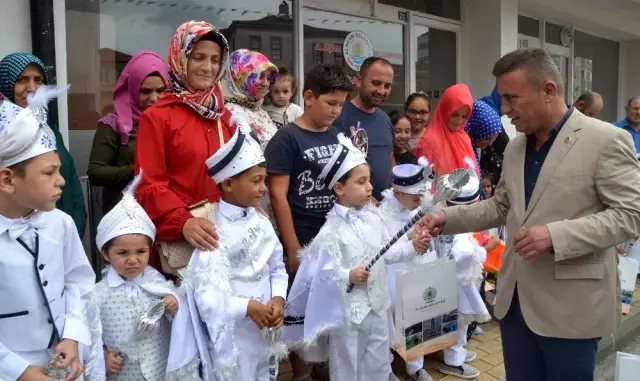 Başkan Acar, sünnet olacak çocukları sevindirdi