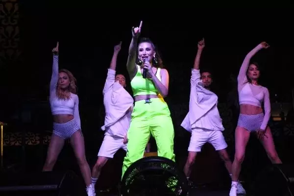 Bodrum'da konser veren İrem Derici'nin pantolonu yırtıldı Bodrum'da konser veren İrem Derici'nin pantolonu yırtıldı