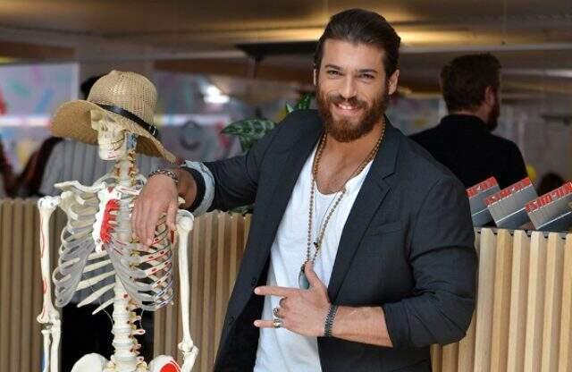 İtalya'ya giden oyuncu Can Yaman, hayranları tarafından öpücüklere boğuldu
