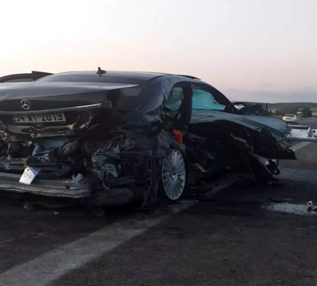 İzmir-İstanbul otoyolunda feci kaza: 2 ölü, 2 yaralı İzmir-İstanbul otoyolunda feci kaza: 2 ölü, 2 yaralı
