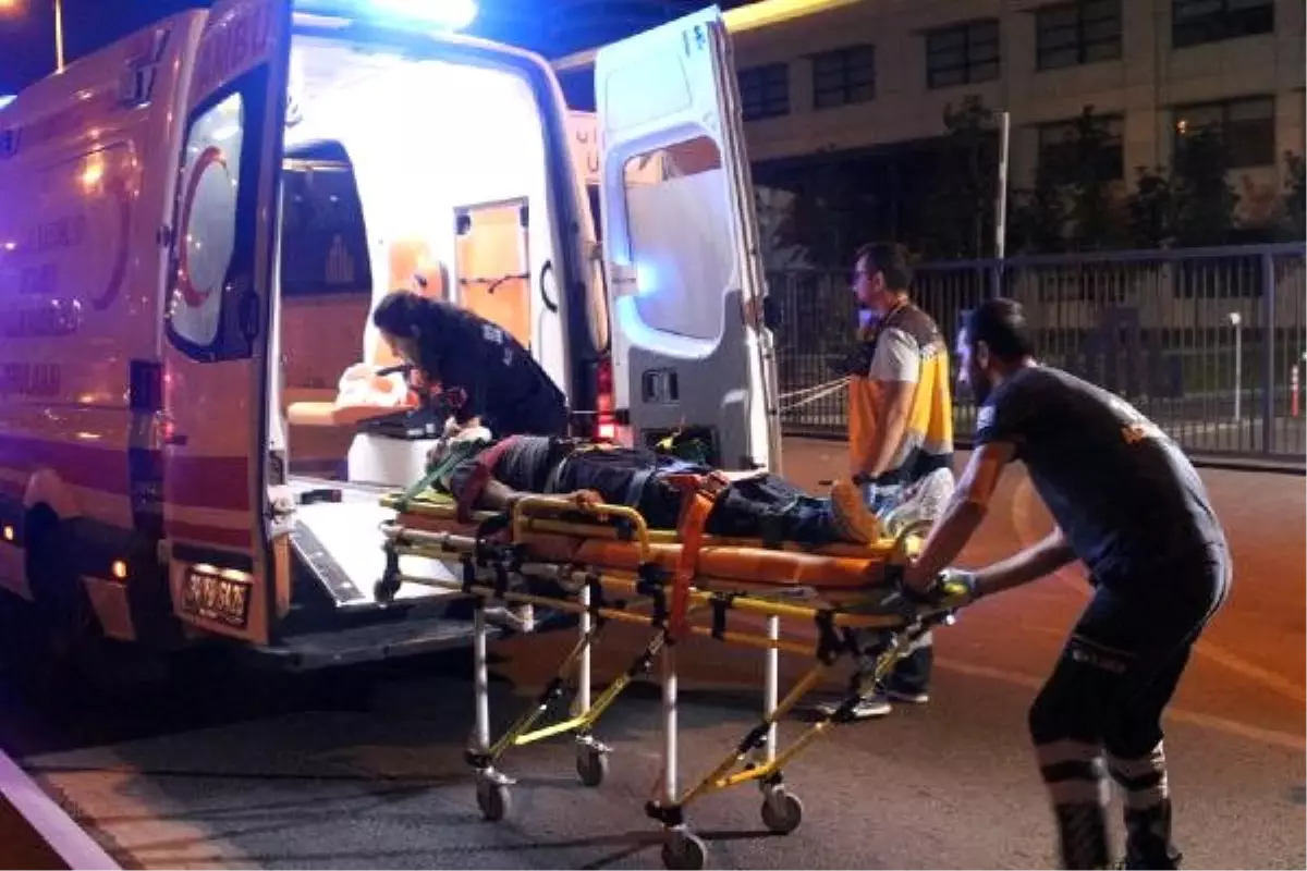 Kontrolden çıkan motosiklet bariyerlere çarptı: 2 ağır yaralı