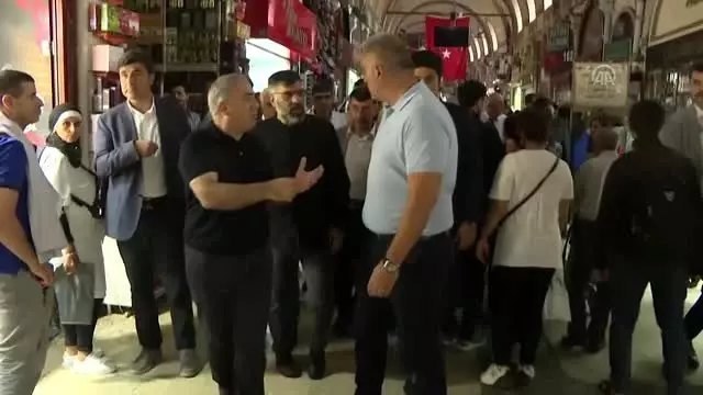 Kültür ve Turizm Bakanı Ersoy, Kapalıçarşı'da açıklamalarda bulundu Kültür ve Turizm Bakanı Ersoy, Kapalıçarşı'da açıklamalarda bulundu