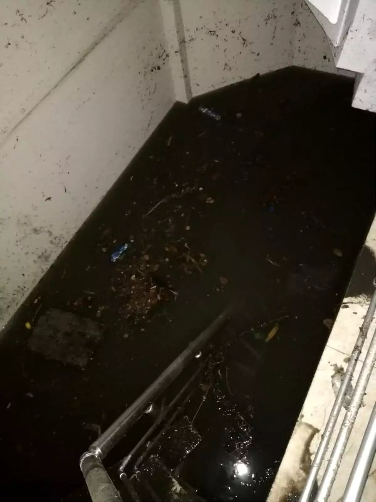 Otoparkta araçlar mahsur kaldı