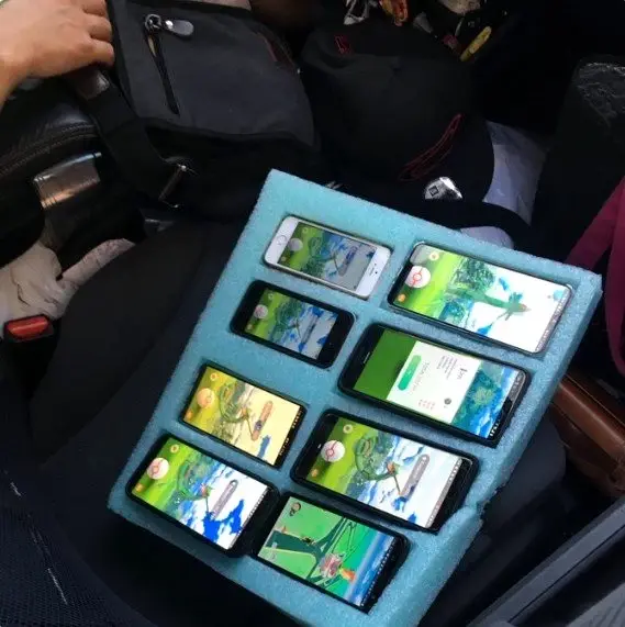 Bir sürücü, otoyolda 8 telefonla birden oyun oynadı