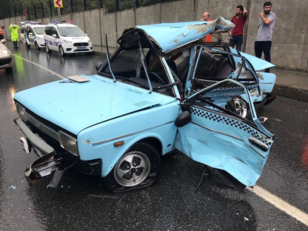 İstanbul'da sağanak yağış sonrası feci kaza: Akaryakıt tankeri ile otomobil çarpıştı