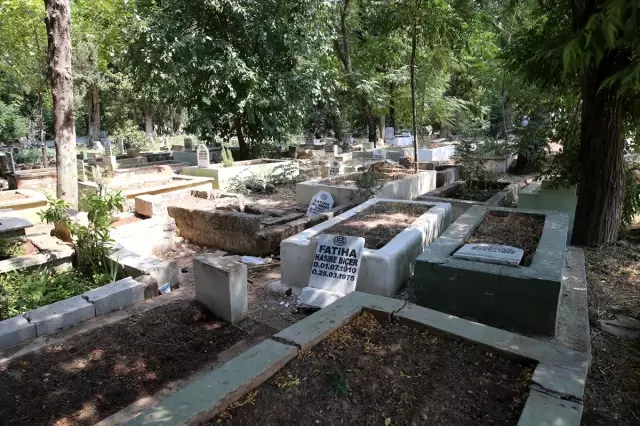 100 mezarın yıkılıp üzerine yazı yazılmasıyla ilgili 6 şüpheli gözaltına alındı 100 mezarın yıkılıp üzerine yazı yazılmasıyla ilgili 6 şüpheli gözaltına alındı