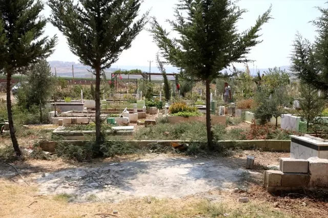 100 mezarın yıkılıp üzerine yazı yazılmasıyla ilgili 6 şüpheli gözaltına alındı 100 mezarın yıkılıp üzerine yazı yazılmasıyla ilgili 6 şüpheli gözaltına alındı