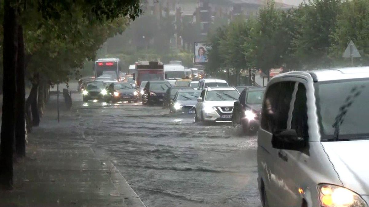 İstanbul'da yağmur hayatı felç etti: Bir kişinin cansız bedeni bulundu