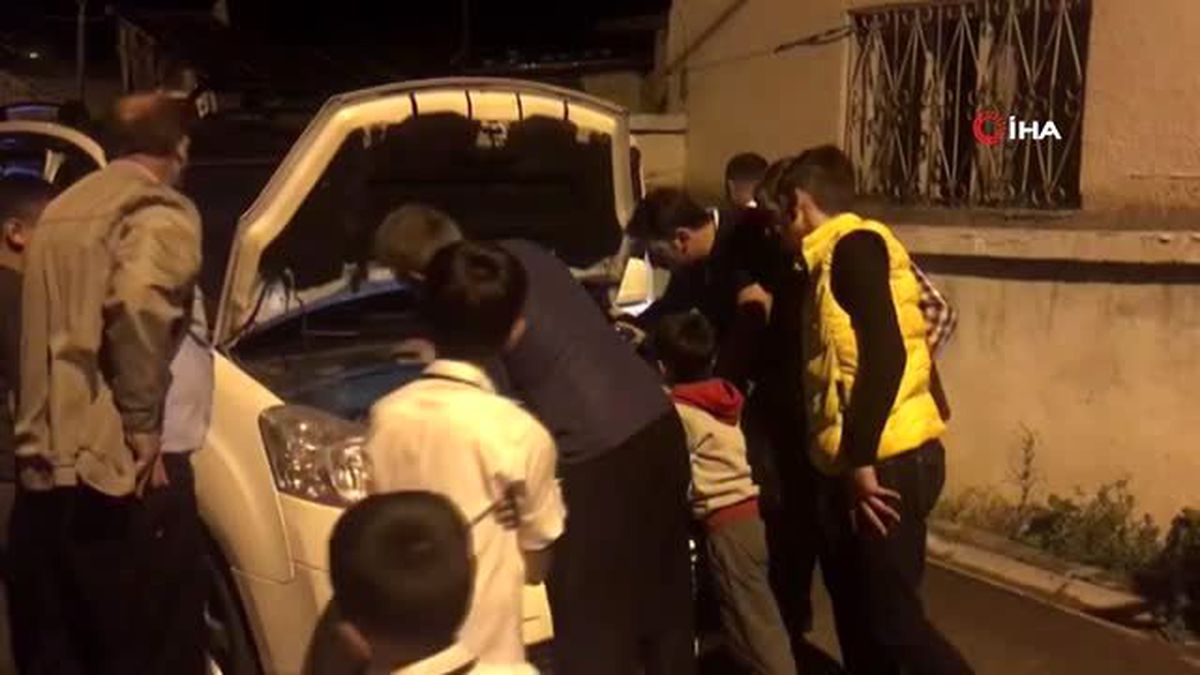 Sarıkamış'ta araç motoruna giren kediler 4 saatte kurtarıldı